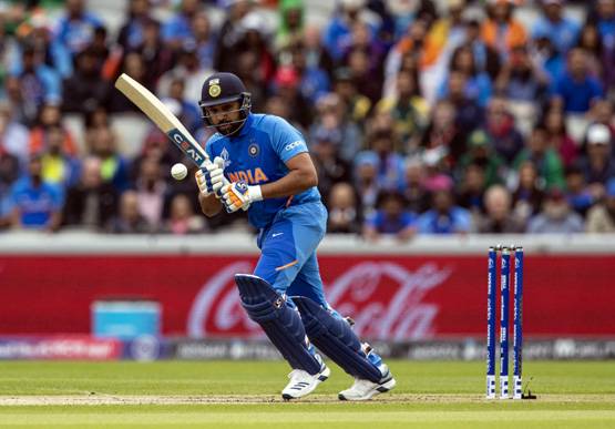 'हिट मैन' रोहित ने लगाई शतकों की झड़ी, 'शतक वीर' कोहली को पछाड़ा