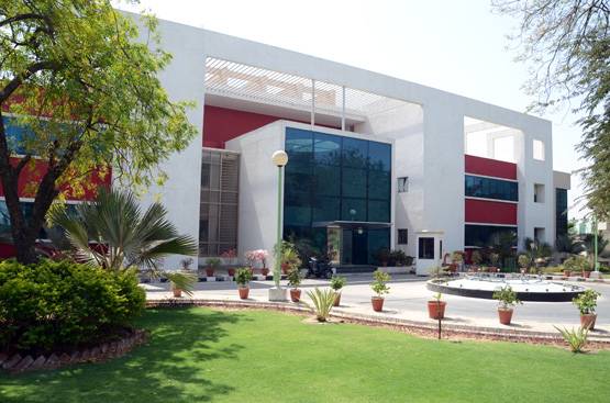 ISRO के 15 केंद्रों पर 16,000 वैज्ञानिक काम करते हैं, तब पूरा होता है एक मिशन