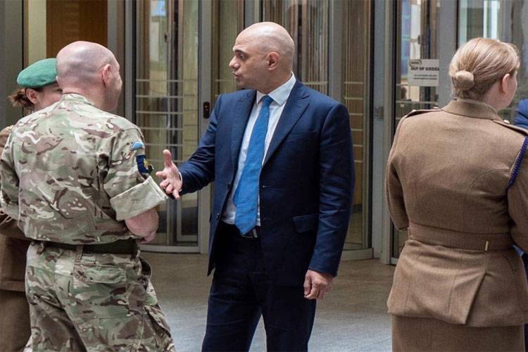 ब्रिटेन की राजनीति में ऐसे छाया एक पाकिस्तानी बस ड्राइवर का बेटा