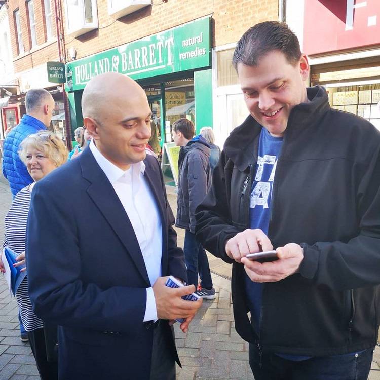 ब्रिटेन की राजनीति में ऐसे छाया एक पाकिस्तानी बस ड्राइवर का बेटा