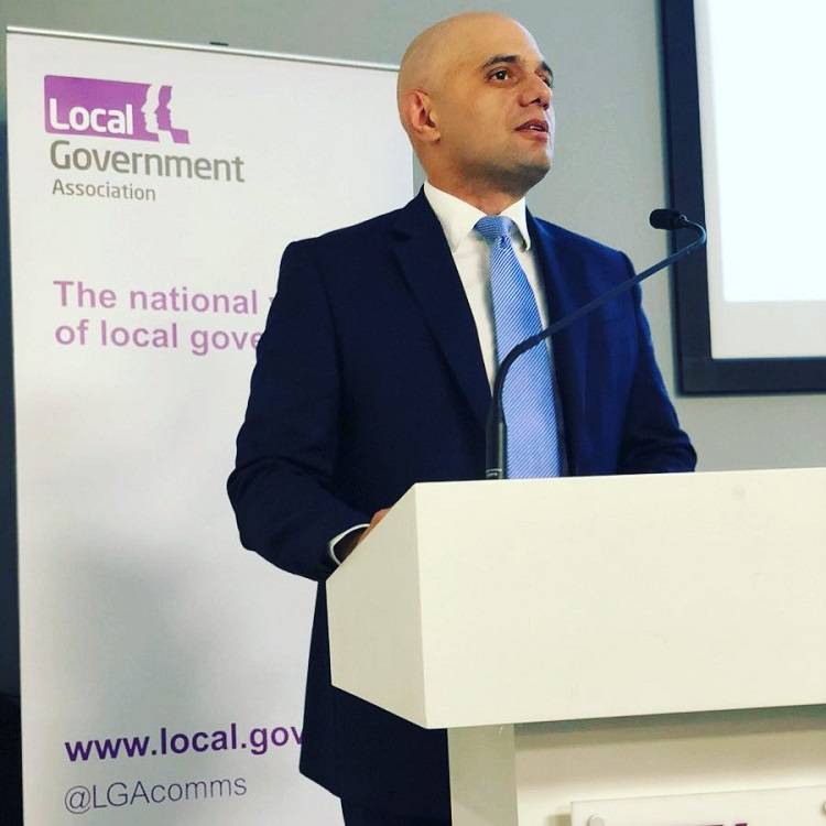 ब्रिटेन की राजनीति में ऐसे छाया एक पाकिस्तानी बस ड्राइवर का बेटा