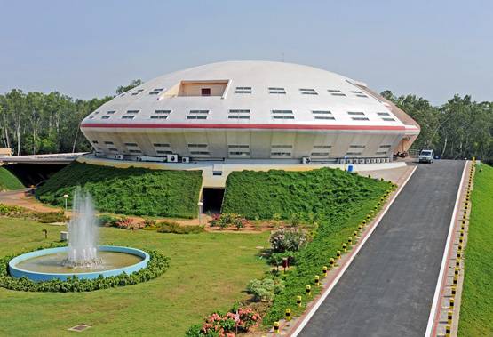 ISRO के 15 केंद्रों पर 16,000 वैज्ञानिक काम करते हैं, तब पूरा होता है एक मिशन