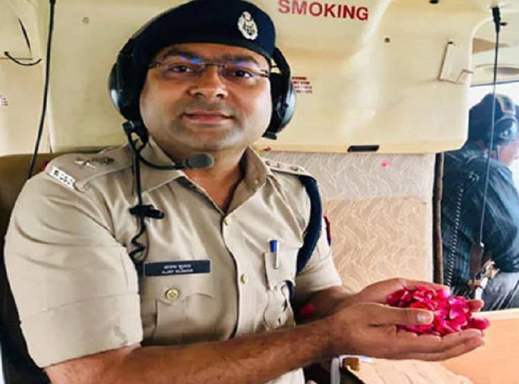 उत्तर प्रदेश में कांवड़िये का पैर दबाते दिखे एसपी, वीडियो वायरल