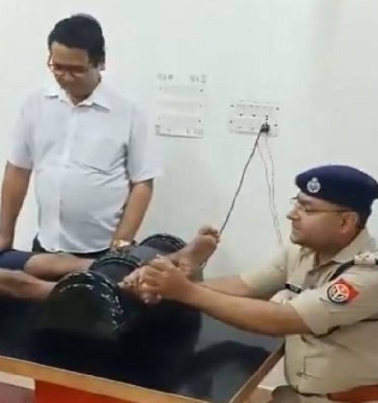 उत्तर प्रदेश में कांवड़िये का पैर दबाते दिखे एसपी, वीडियो वायरल