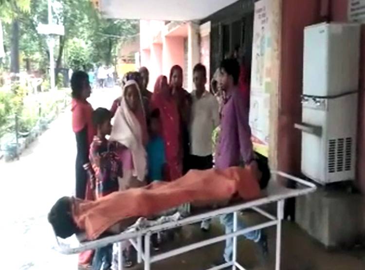 तख्त पर सोते भाई-बहन को सांप ने डसा, रक्षाबंधन से पहले घर में मचा मातम