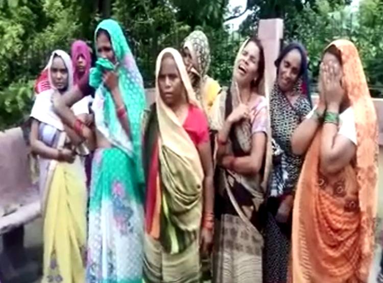 तख्त पर सोते भाई-बहन को सांप ने डसा, रक्षाबंधन से पहले घर में मचा मातम