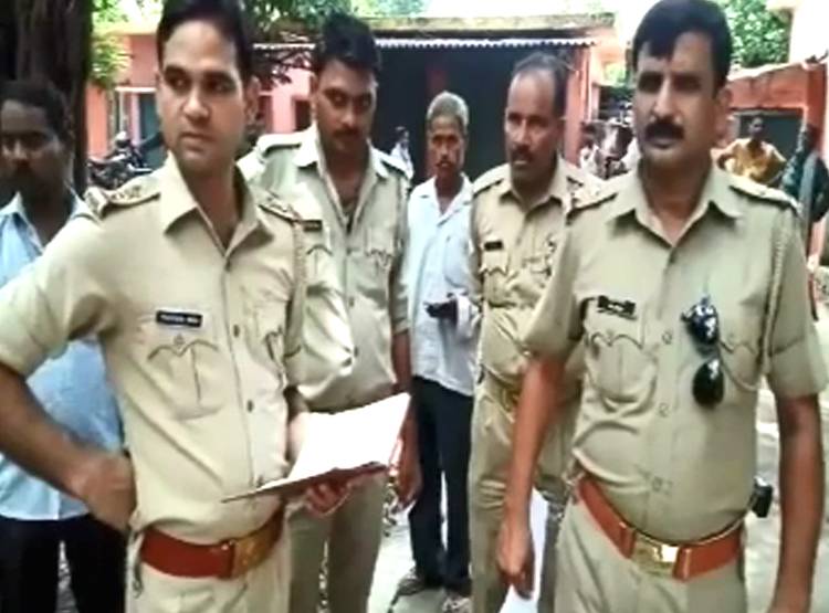 तख्त पर सोते भाई-बहन को सांप ने डसा, रक्षाबंधन से पहले घर में मचा मातम