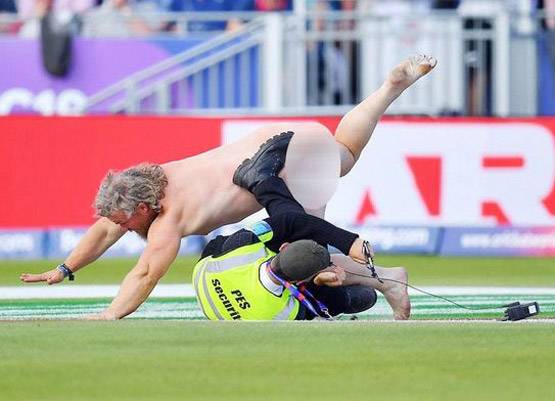 WC में 'स्ट्रीकर' ने रोका मैच, 45 साल पुराना है ऐसे मनचलों का इतिहास