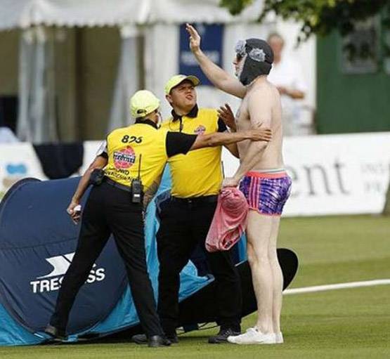 WC में 'स्ट्रीकर' ने रोका मैच, 45 साल पुराना है ऐसे मनचलों का इतिहास