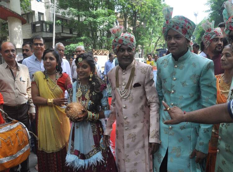 सचिन की फरारी में निकलीं स्तुति शाह, संन्यासी बनने की तैयारी