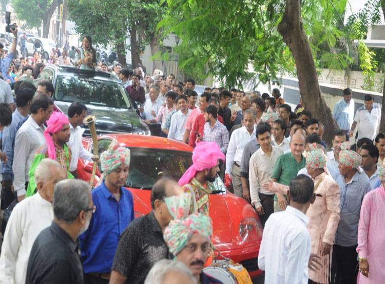 सचिन की फरारी में निकलीं स्तुति शाह, संन्यासी बनने की तैयारी