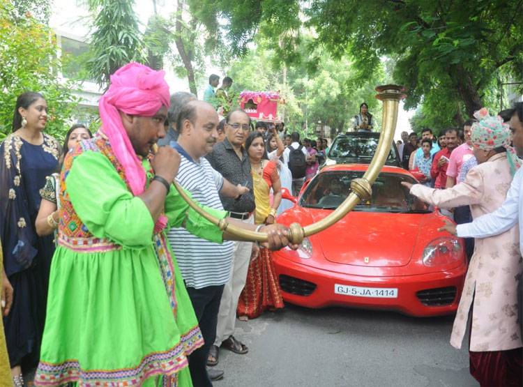 सचिन की फरारी में निकलीं स्तुति शाह, संन्यासी बनने की तैयारी