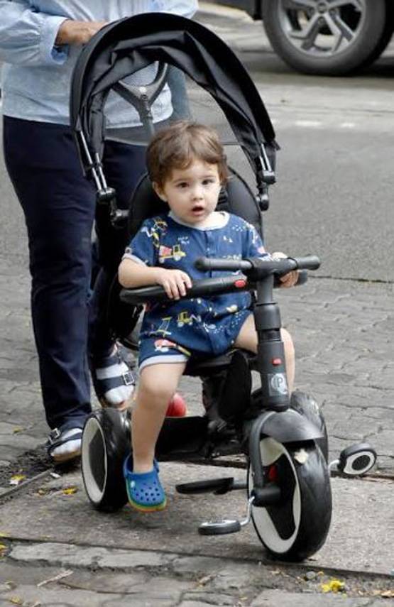 पापा डेनियल संग साइकिल राइड पर निकले सनी लियोनी के बेटे