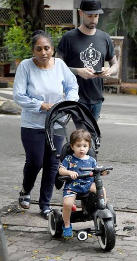 पापा डेनियल संग साइकिल राइड पर निकले सनी लियोनी के बेटे