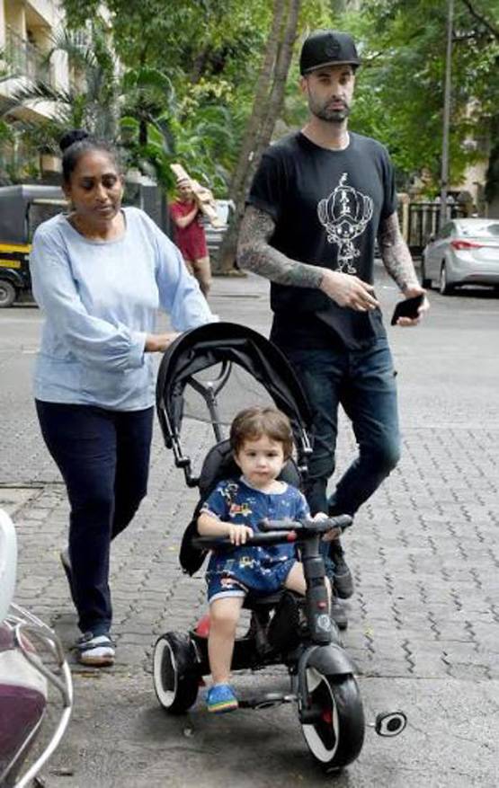 पापा डेनियल संग साइकिल राइड पर निकले सनी लियोनी के बेटे