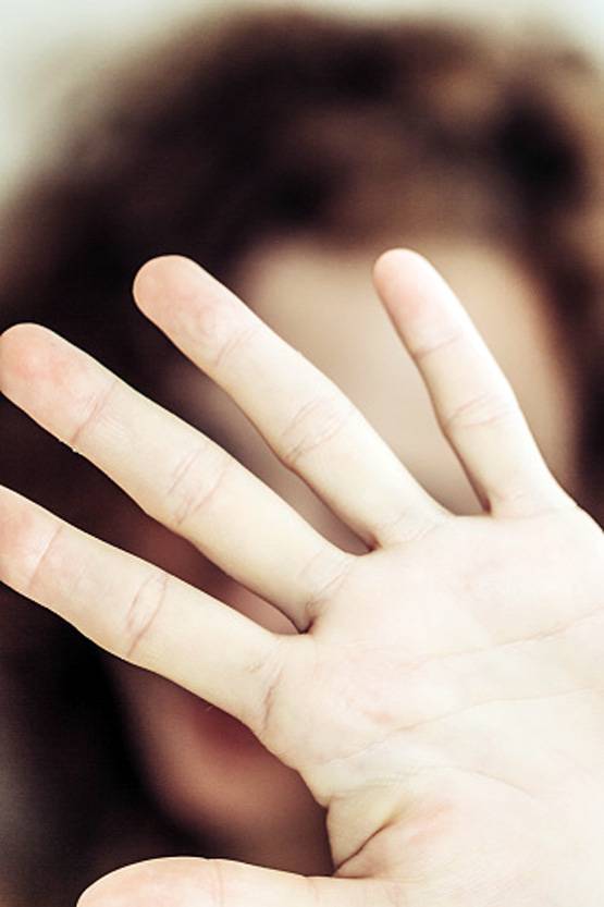 आधी रात फ्रेंड के रूम में गई लड़की, 12 दोस्तों ने किया रेप, बनाए वीडियो