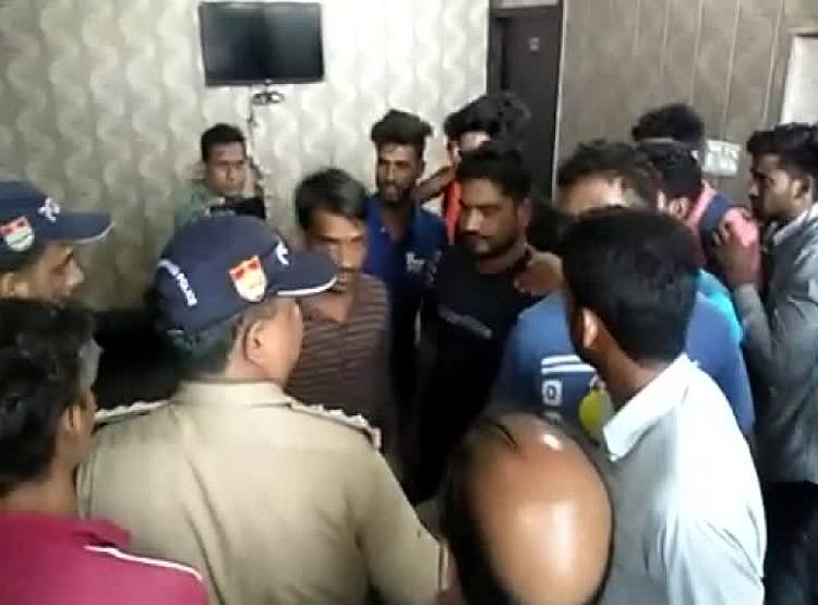 जिस्मफरोशी का आरोप- बजरंग दल के कार्यकर्ताओं का होटल में छापा, की मारपीट
