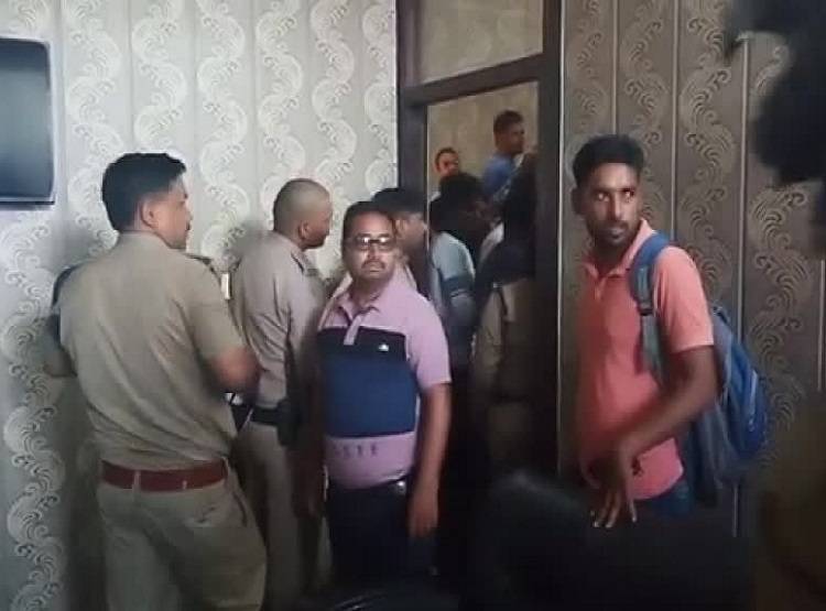 जिस्मफरोशी का आरोप- बजरंग दल के कार्यकर्ताओं का होटल में छापा, की मारपीट