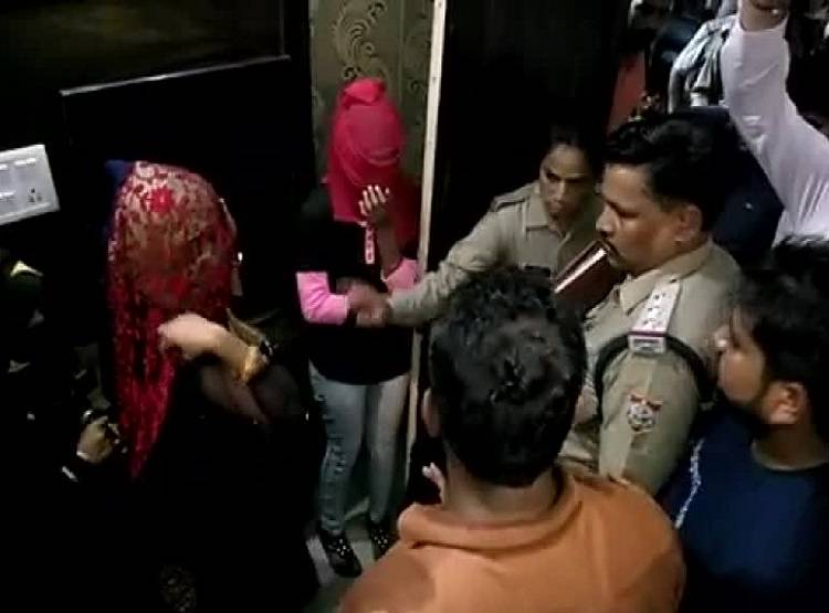 जिस्मफरोशी का आरोप- बजरंग दल के कार्यकर्ताओं का होटल में छापा, की मारपीट