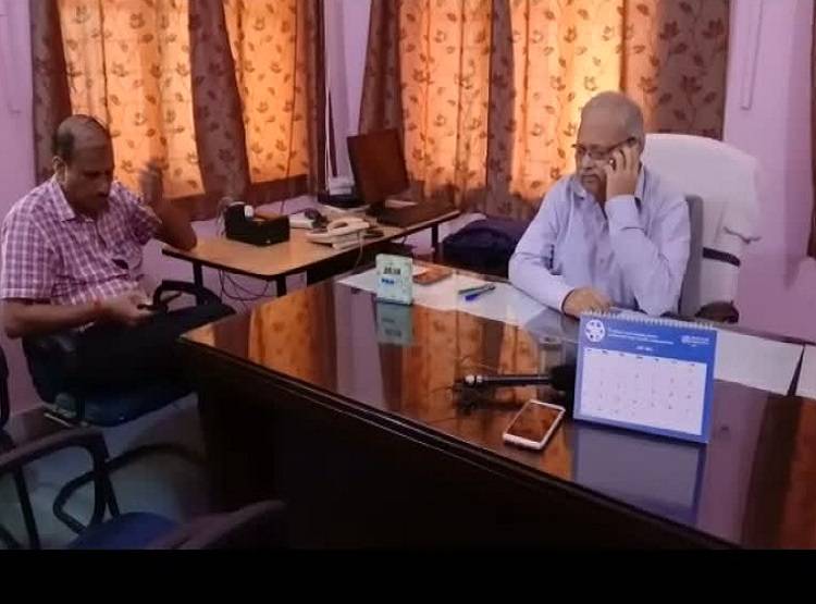 कैसे कहें डॉक्टर? टूटा हाथ छोड़कर दूसरे में चढ़ा दिया प्लास्टर