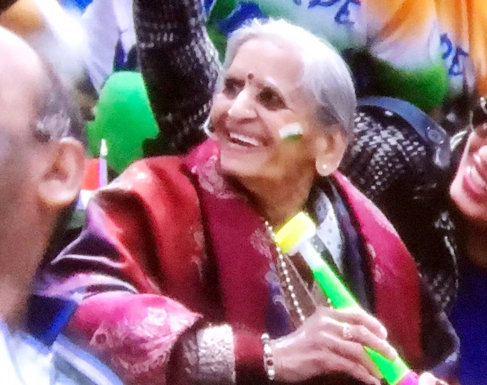 भारत की ताबड़तोड़ बैटिंग पर झूम उठीं 87 साल की फैन, ऐसे किया सपोर्ट