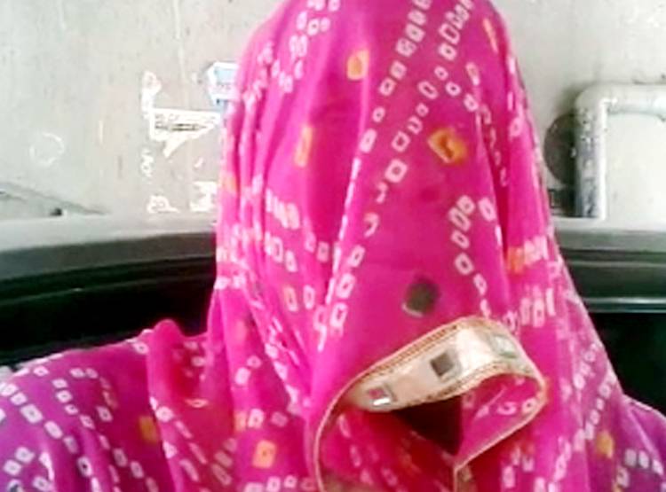 न‍िर्वस्त्र कर आद‍िवासी मह‍िला को गांव में घुमाया, बेटे पर था ये आरोप