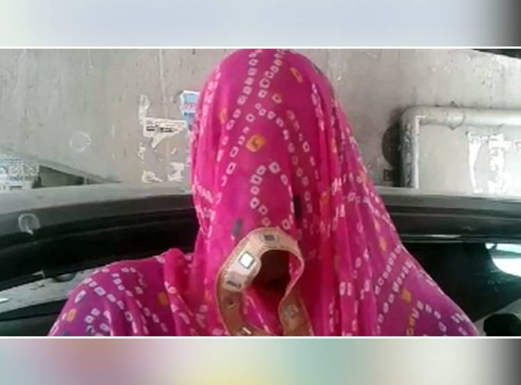 न‍िर्वस्त्र कर आद‍िवासी मह‍िला को गांव में घुमाया, बेटे पर था ये आरोप