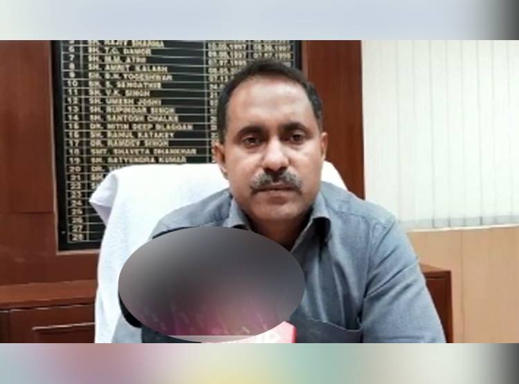 न‍िर्वस्त्र कर आद‍िवासी मह‍िला को गांव में घुमाया, बेटे पर था ये आरोप