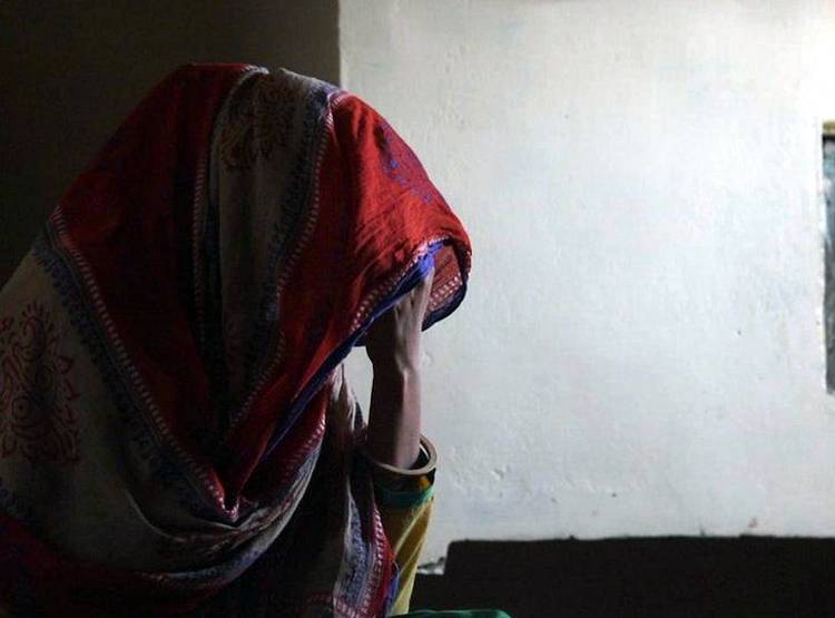 न‍िर्वस्त्र कर आद‍िवासी मह‍िला को गांव में घुमाया, बेटे पर था ये आरोप