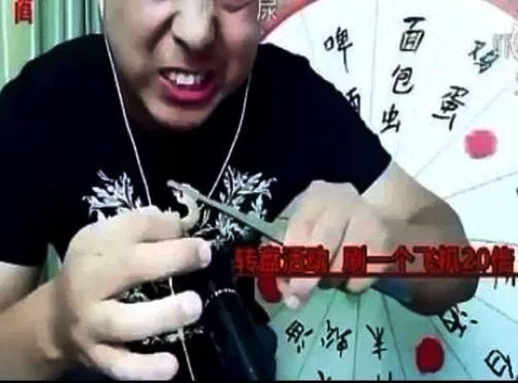 लाइव वीडियो बनाते समय युवक ने खाया जहरीला कीड़ा, तड़पकर हुई मौत