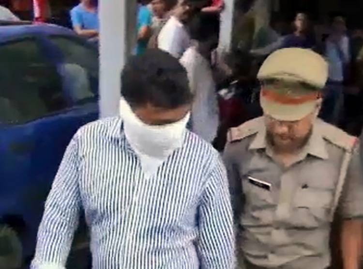 सेक्स रैकेट: होटल में रेड, लड़की बोली- जाने दो शादी होने वाली है