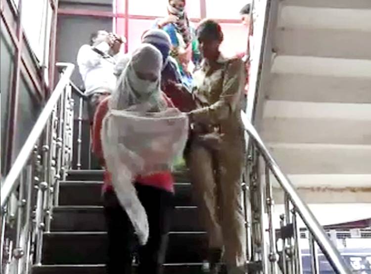 सेक्स रैकेट: होटल में रेड, लड़की बोली- जाने दो शादी होने वाली है