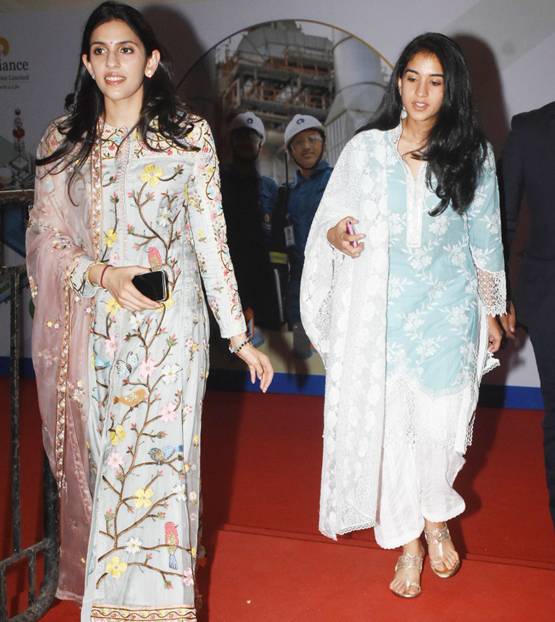 रिलायंस AGM में एक-दूजे का हाथ थामे पहुंचे श्लोका-आकाश अंबानी, Photos