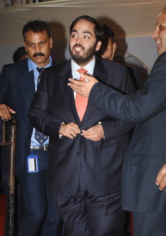 रिलायंस AGM में एक-दूजे का हाथ थामे पहुंचे श्लोका-आकाश अंबानी, Photos