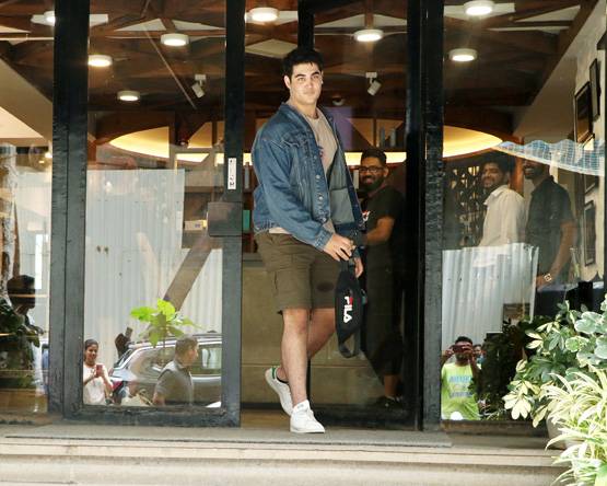 अक्षय के बेटे आरव ने कराया स्टाइलिश हेयर कट, चर्चा में नया लुक