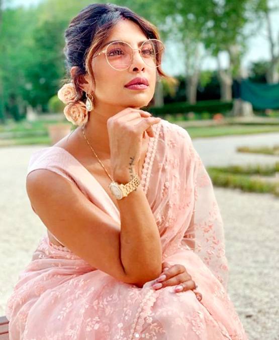 रक्षाबंधन के लिए 10 ट्रेडिशनल ड्रेस, देखें बॉलीवुड एक्ट्रेस का कलेक्शन