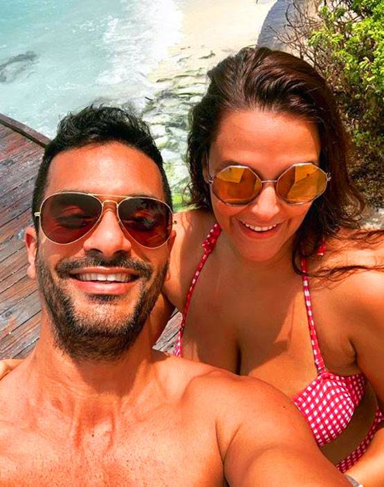 रेड बिकिनी में यूं जलवे बिखेर रहीं नेहा धूपिया, पति संग केमिस्ट्री