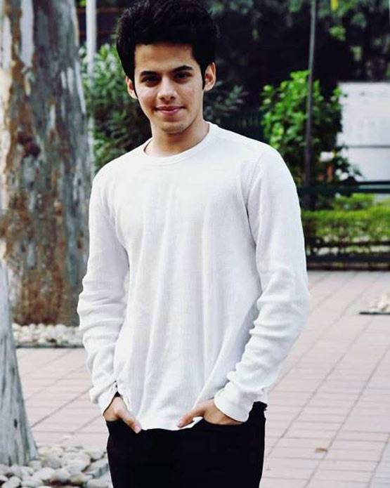 इतना बदल गया 'तारे जमीन पर' फेम दर्शील का लुक, थ‍ियेटर में आजमा रहे किस्मत