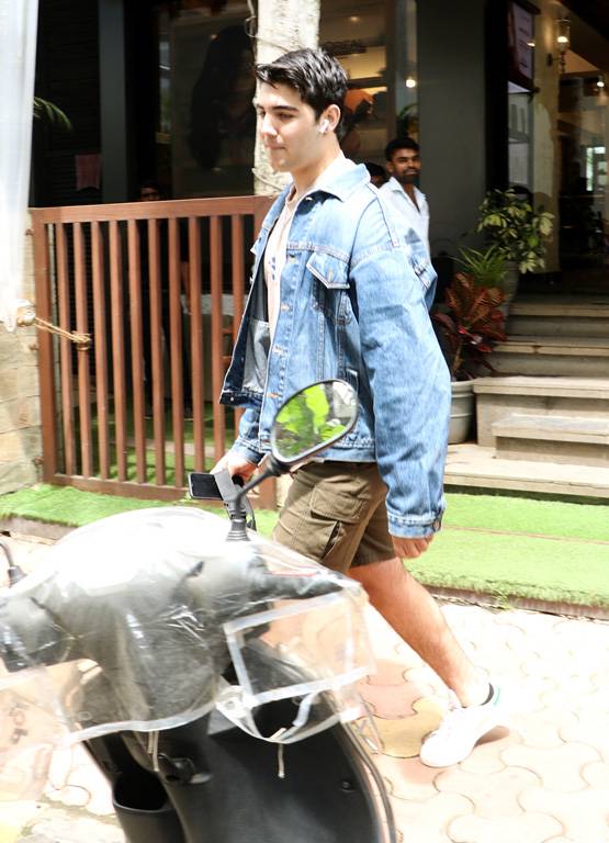 अक्षय के बेटे आरव ने कराया स्टाइलिश हेयर कट, चर्चा में नया लुक