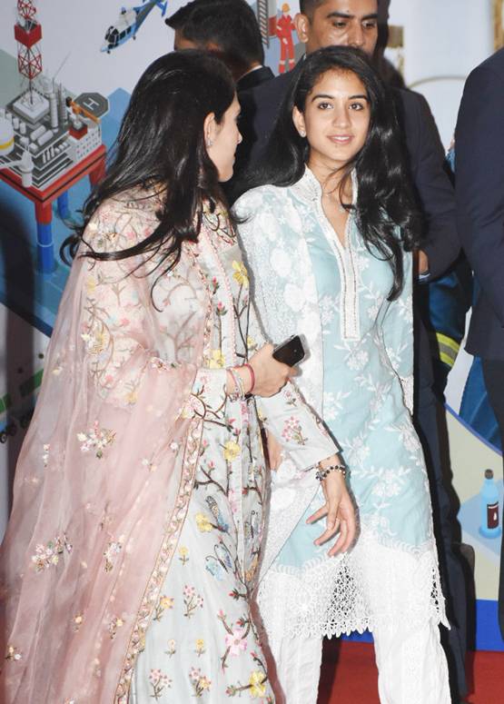 रिलायंस AGM में एक-दूजे का हाथ थामे पहुंचे श्लोका-आकाश अंबानी, Photos