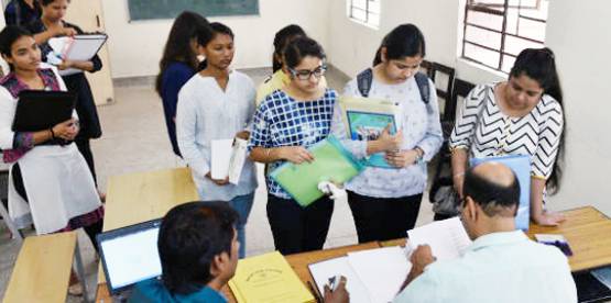 CA टॉपर ने लाखों की नौकरी छोड़ी, पहले प्रयास में IAS में सफल, जानें टिप्स