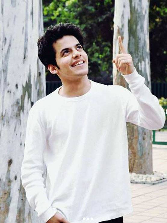 इतना बदल गया 'तारे जमीन पर' फेम दर्शील का लुक, थ‍ियेटर में आजमा रहे किस्मत