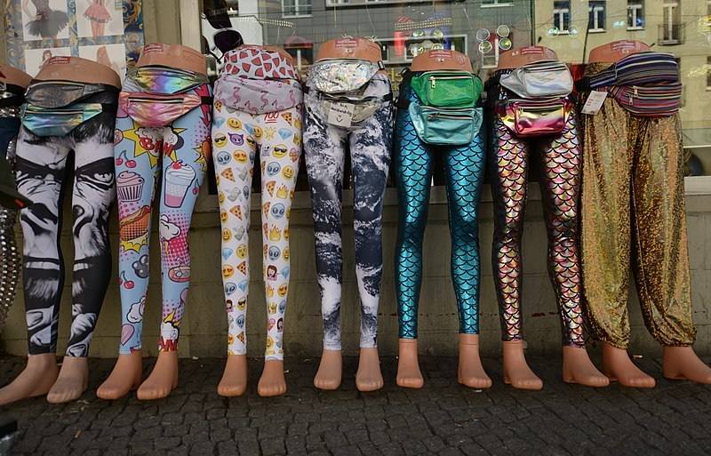 बरसात में नुकसान दे सकती है आपकी फेवरेट लैगिंग्स, पहनने से पहले जान लें खतरे