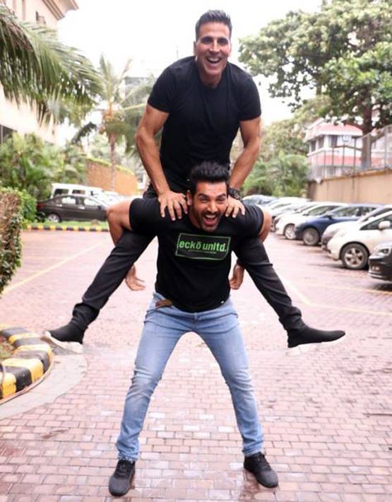 फिल्म प्रमोशन के दौरान मिले अक्षय-जॉन, ऐसा रहा देसी बॉयज का रीयूनियन