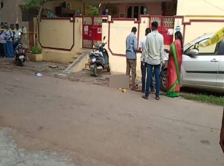 पत्नी को मार एक हाथ में कटा सिर, दूसरे में चाकू लेकर घूमता रहा पति