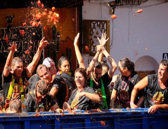 La Tomatina: सड़कों पर मस्ती का युद्ध, चारों तरफ टमाटर की फायरिंग