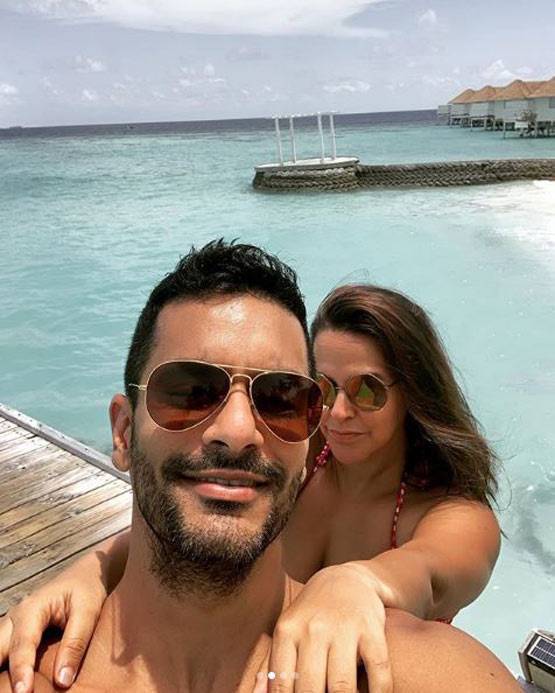 रेड बिकिनी में यूं जलवे बिखेर रहीं नेहा धूपिया, पति संग केमिस्ट्री