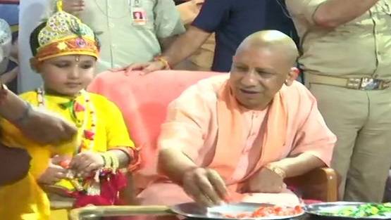 कृष्ण जन्माष्टमी पर गोरखनाथ मंदिर पहुंचे योगी, बच्चों संग आए नजर