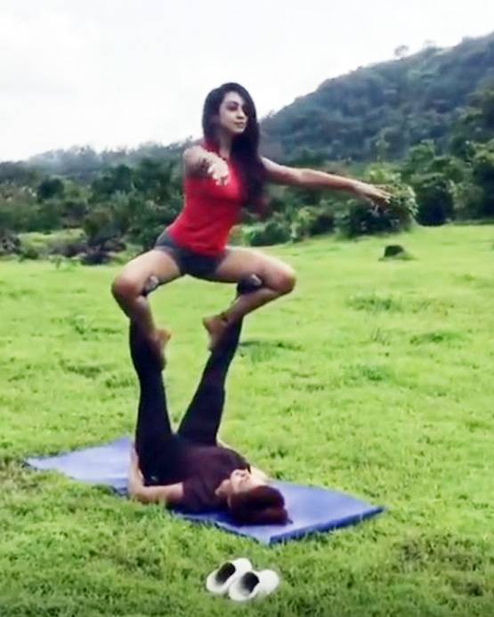 बिग बॉस फेम आशका ने टॉपलेस होकर किया योग, चर्चा में तस्वीर