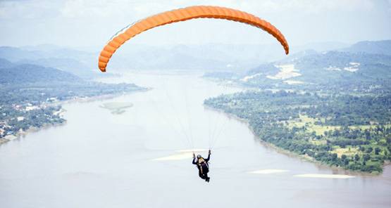पैराग्लाइडिंग के 5 डेस्टिनेशन, 'वायरल-मैन' की तरह न उड़ जाएं होश!